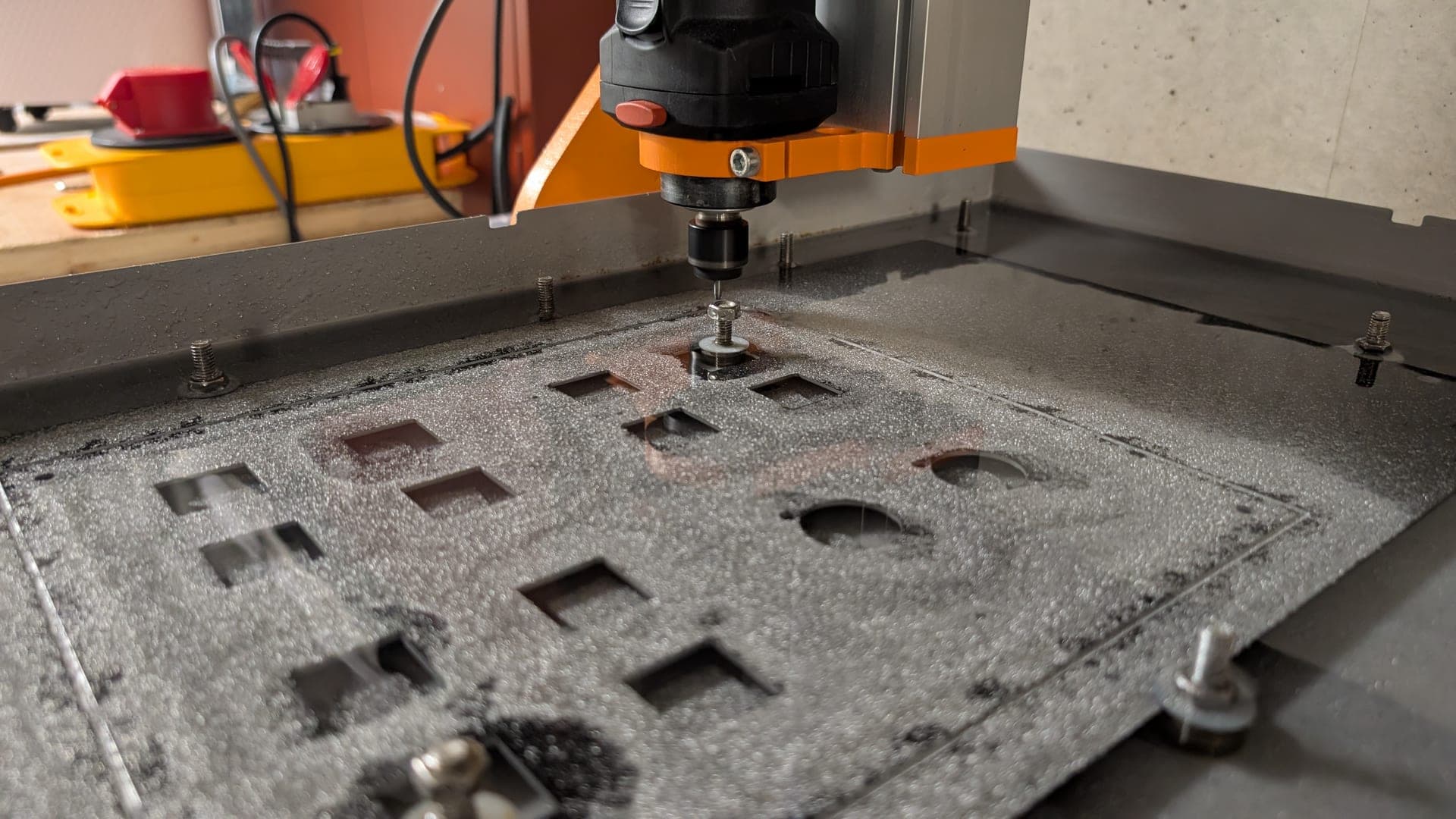 CNC-Fräsen eines Bedienpanels in der CoSy-Tec Werkstatt