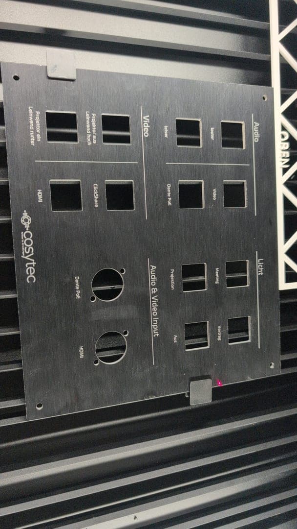 Fertig gelasertes Bedienpanel aus der CoSy-Tec Laserbearbeitung